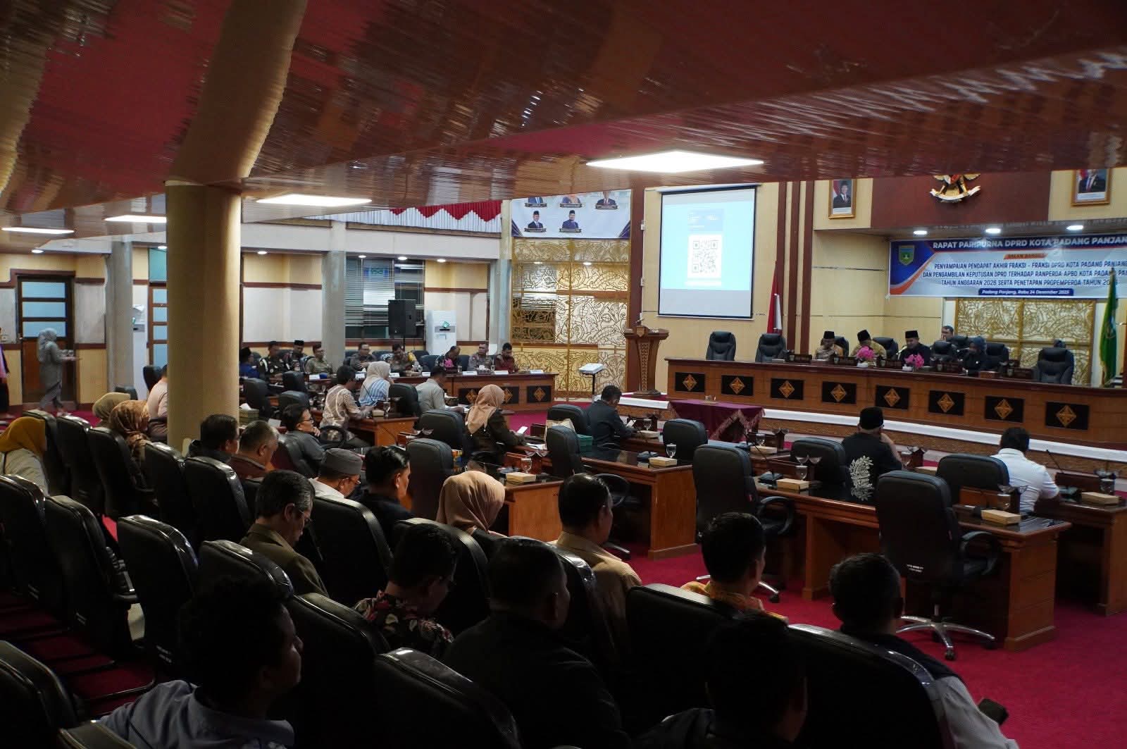  Suasana rapat APBD Kota Padang Panjang 2026 antara  DPRD dengan Pemko.